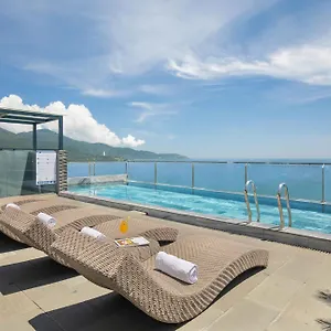酒店 Mangata Beachfront - Rooftop Bar Sea View, 岘港